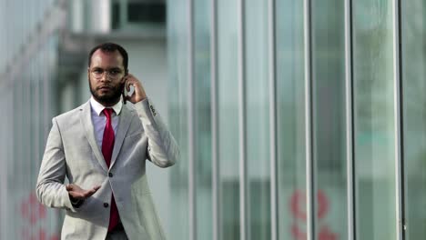 Vorderansicht-Eines-Afroamerikanischen-Geschäftsmannes,-Der-Auf-Dem-Smartphone-Spricht
